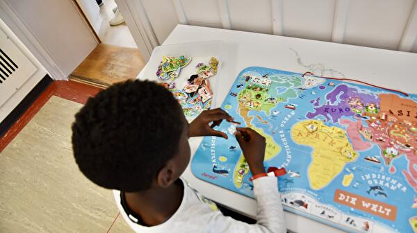 Dieser Wilen-Schüler beschäftigt sich mit einem «Welt»-Puzzle.