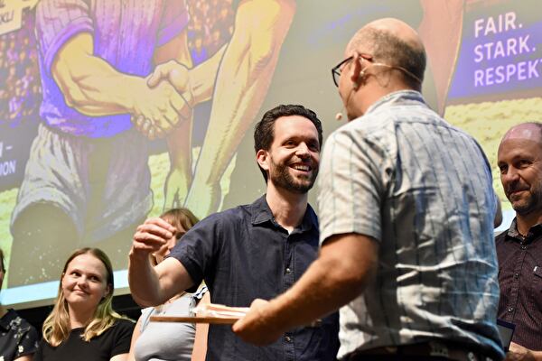 Abteilungsleiter Alex Porta (rechts) verabschiedet Schulleiter Pascal Schmuckli.
