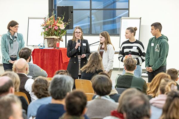Andrea Galli und die vier Herisauer Jugendlichen. Bild: pd/éducation21 (Monika Flückiger)