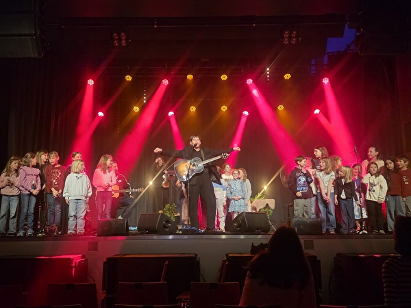 Der Ifang-Kinderchor bei seinem Auftritt mit Marius Baer auf der Casino-Bühne. 