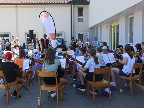 Gitarrenschüler*innen am Wanderkonzert