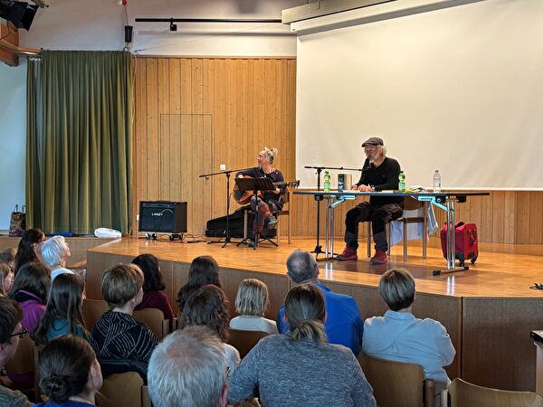 Auf der Bühne im Schulhaus Ebnet West: Bettina Göschl und Klaus-Peter Wolf.