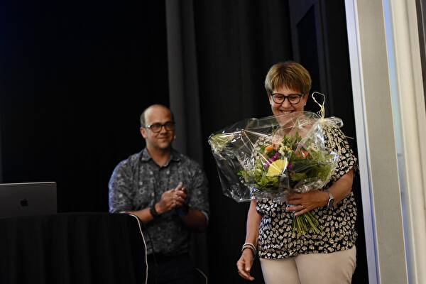 Die Arbeit der Schulpräsidentin Irene Hagmann wird verdankt – links Abteilungsleiter Alex Porta.