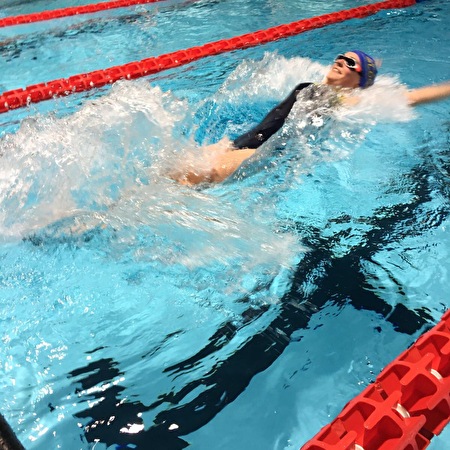 Schwimmerin beim Training