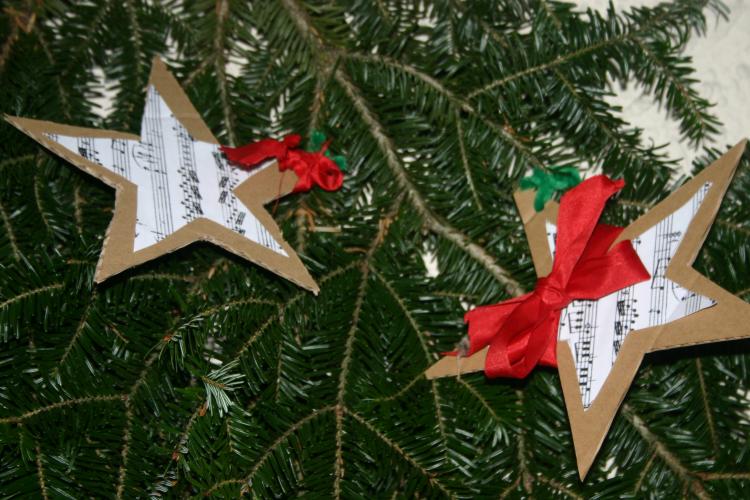 Noten der Lieder im Weihnachts-Schmuck