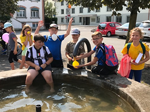 Schüler am Brunnen