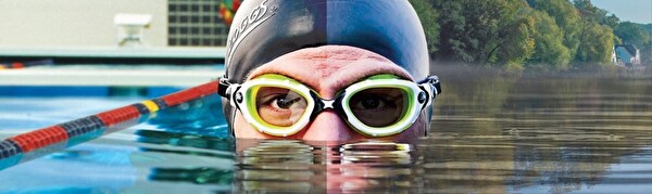 Schwimmer mit Schwimmbrille und Badekappe