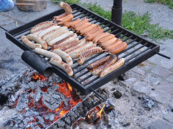 Würste auf dem Grill