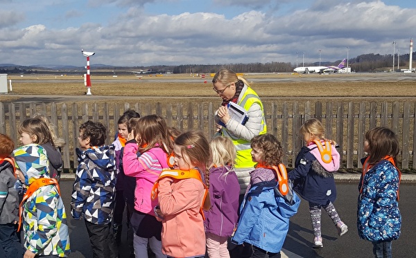 Kindergärtler auf dem Flughafen