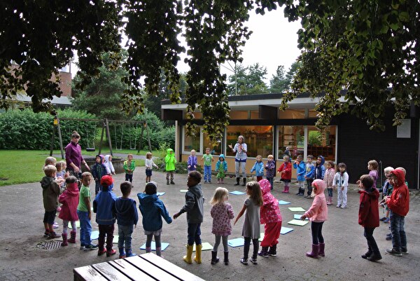 Kindergartengebäude und Vorplatz