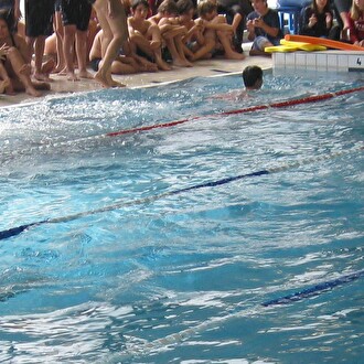 Schwimmende Kinder