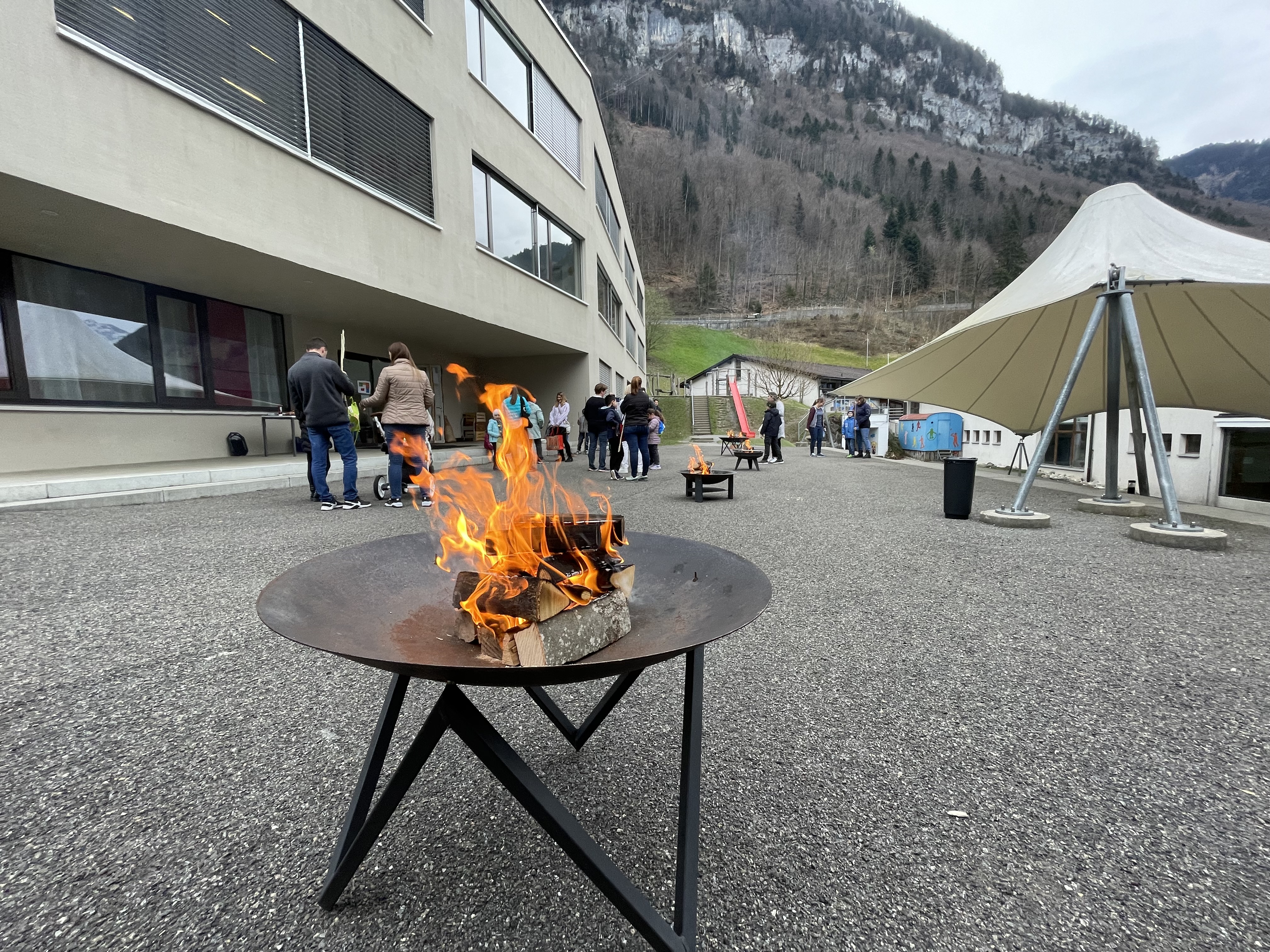 Das Feuer brennt. Schon bald kann grilliert werden.
