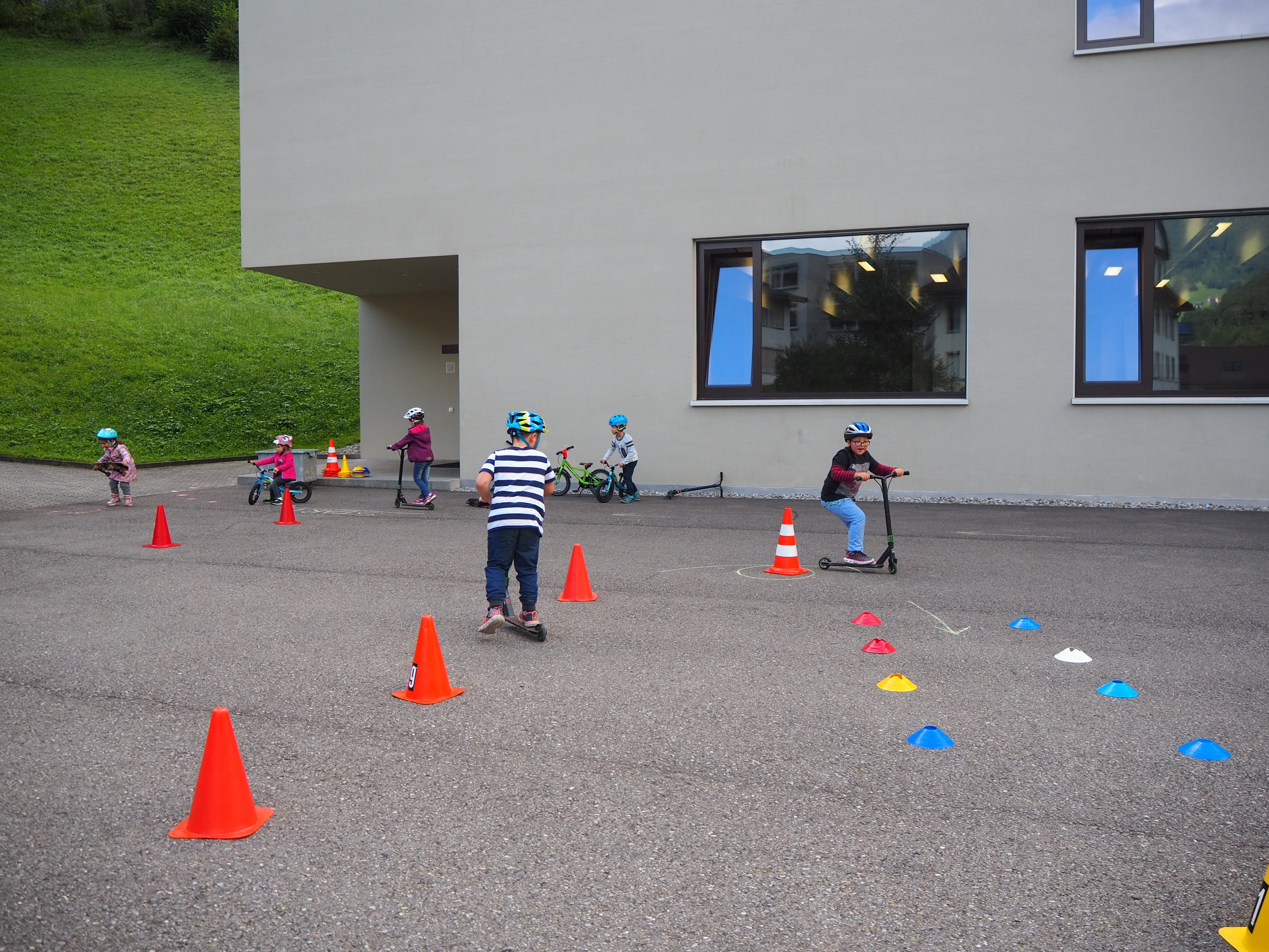 Auch der Parcours mit Slalom und "Jumps" darf nicht fehlen.