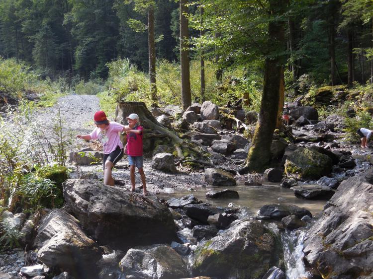 Spielen am Bach