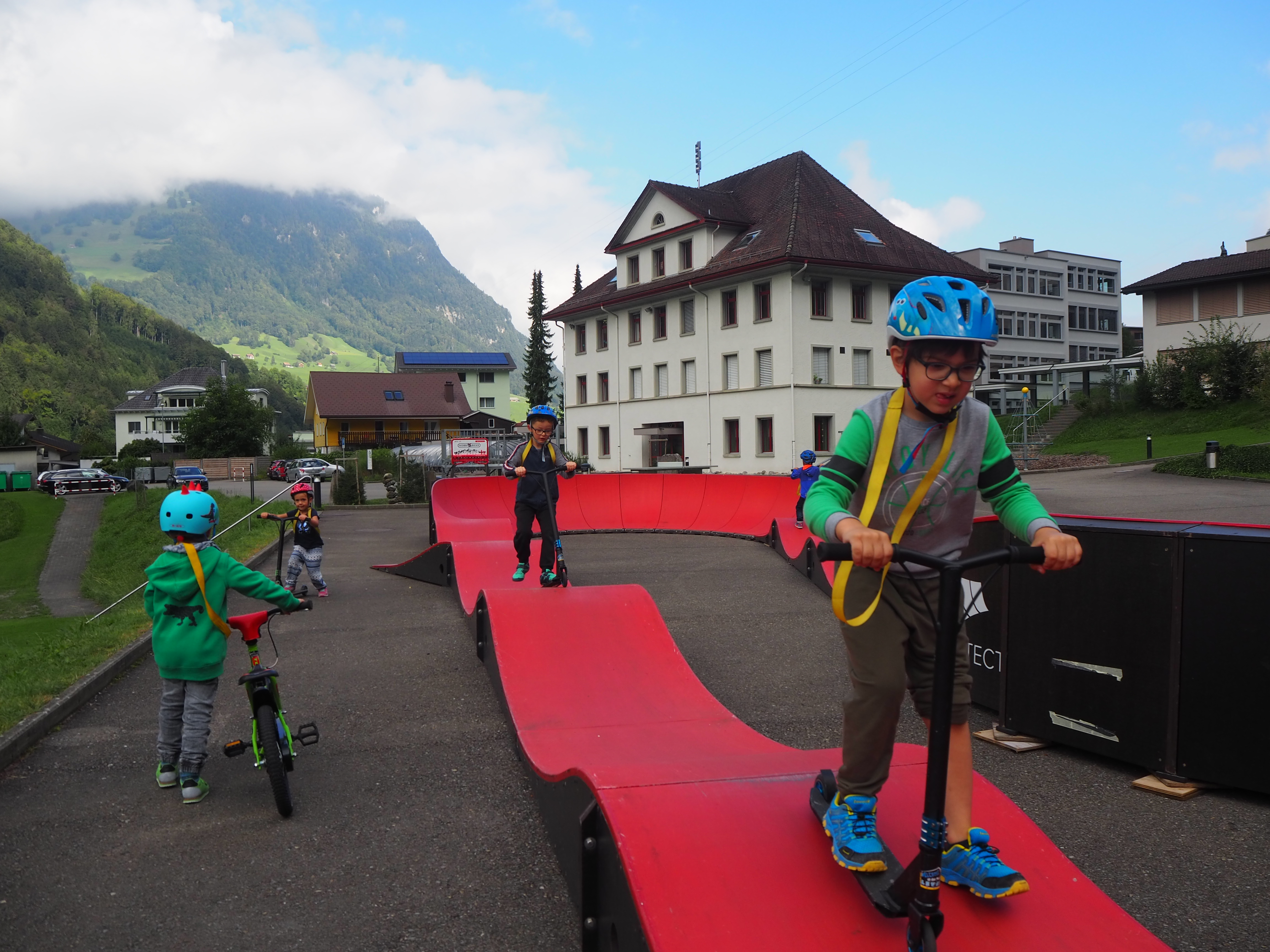 Entweder mit dem Kickboard...