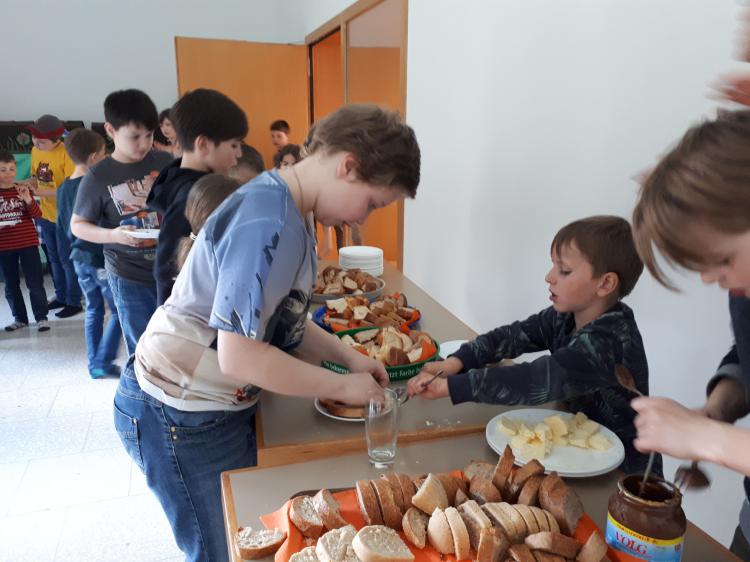 Die SCHÜRA-Kinder bedienten die Schülerinnen und Schüler am Buffet.