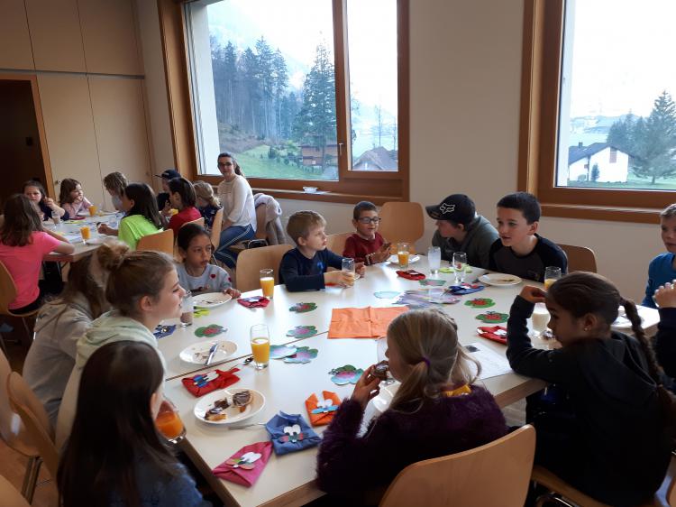 Alle lassen sich das Frühstück schmecken.