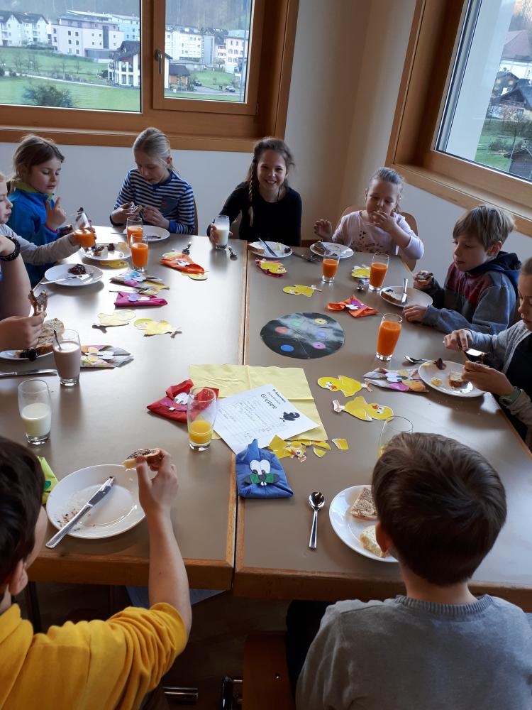 Alle lassen sich das Frühstück schmecken.