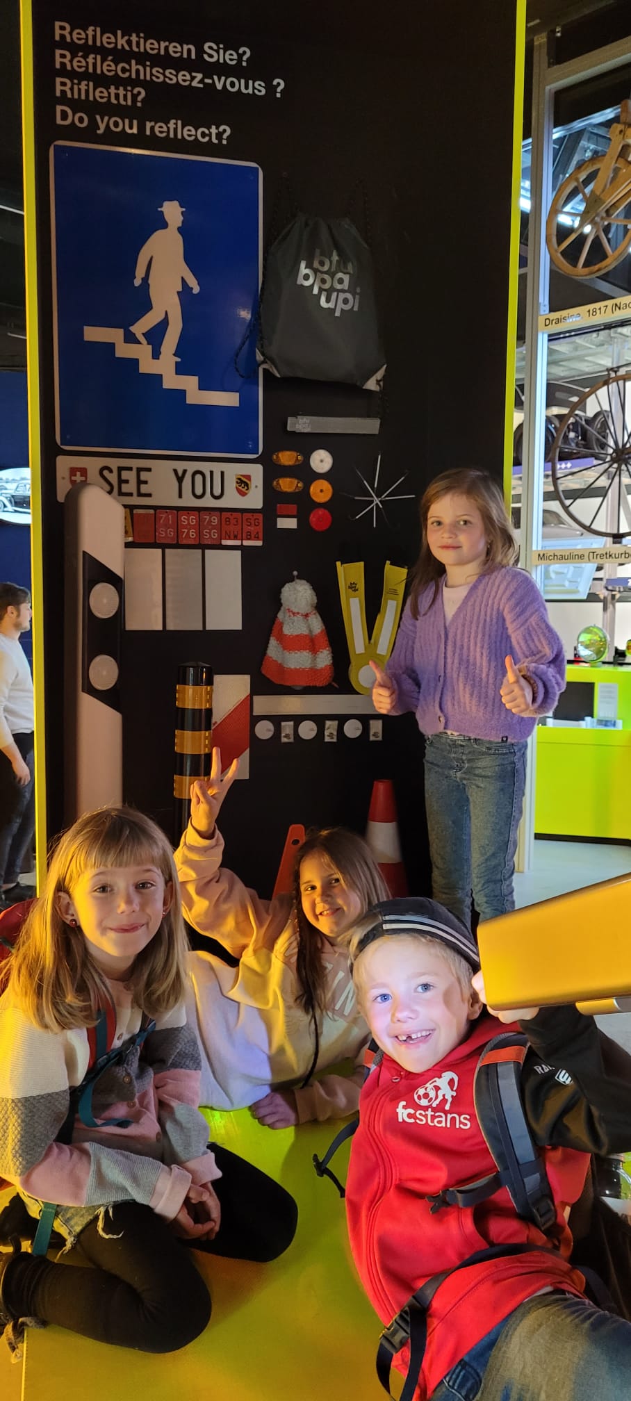 Um uns auf den Fahrzeugbau vorzubereiten, betrachteten wir die Autos im Verkehrshaus während eines Foto-OLs ganz genau. 