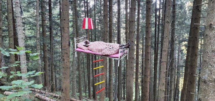 Psst... Sonst erwacht die Hexe!