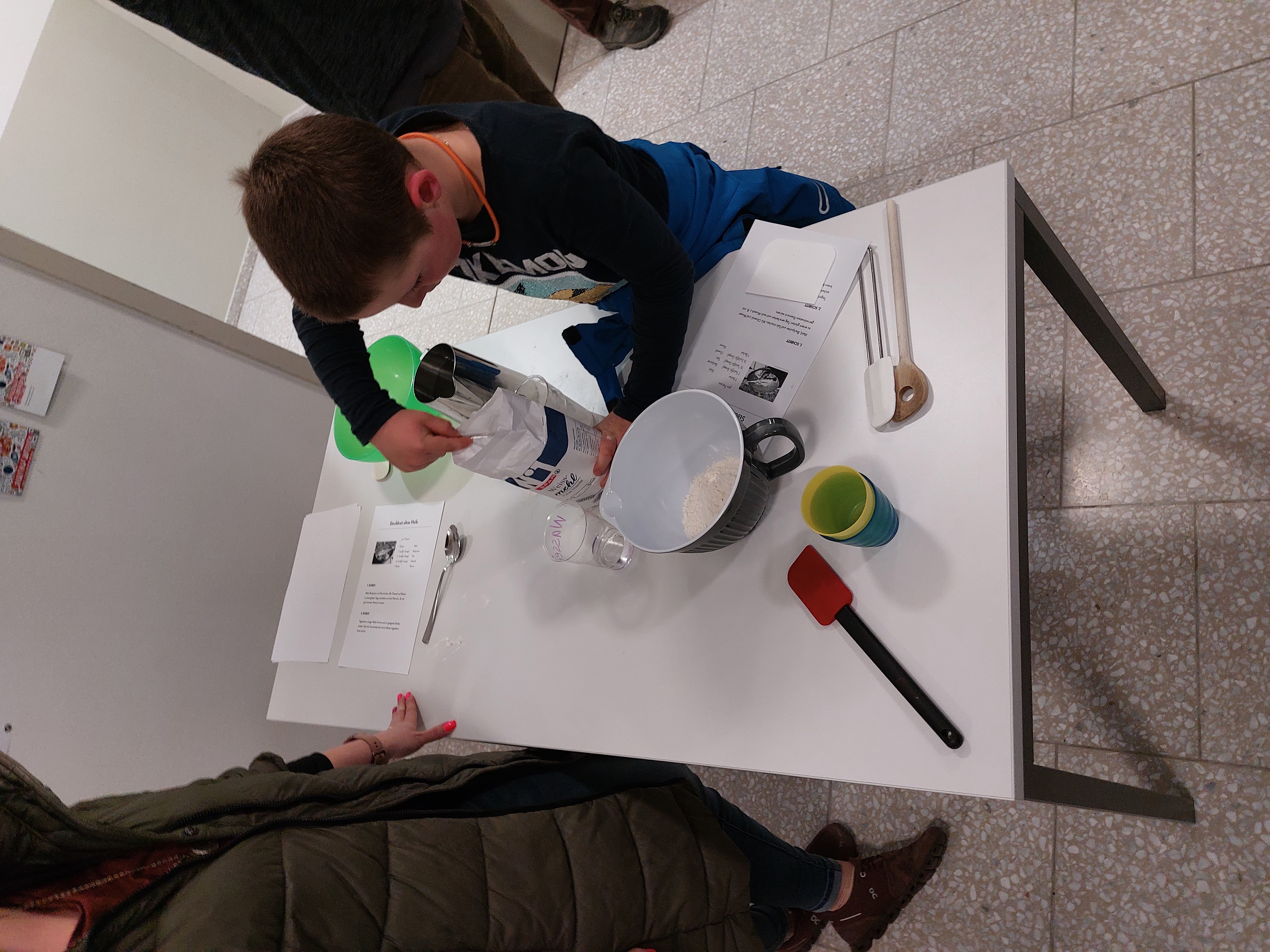 Die Kinder stellten mit ihren Begleitpersonen den Schlangenbrotteig her.