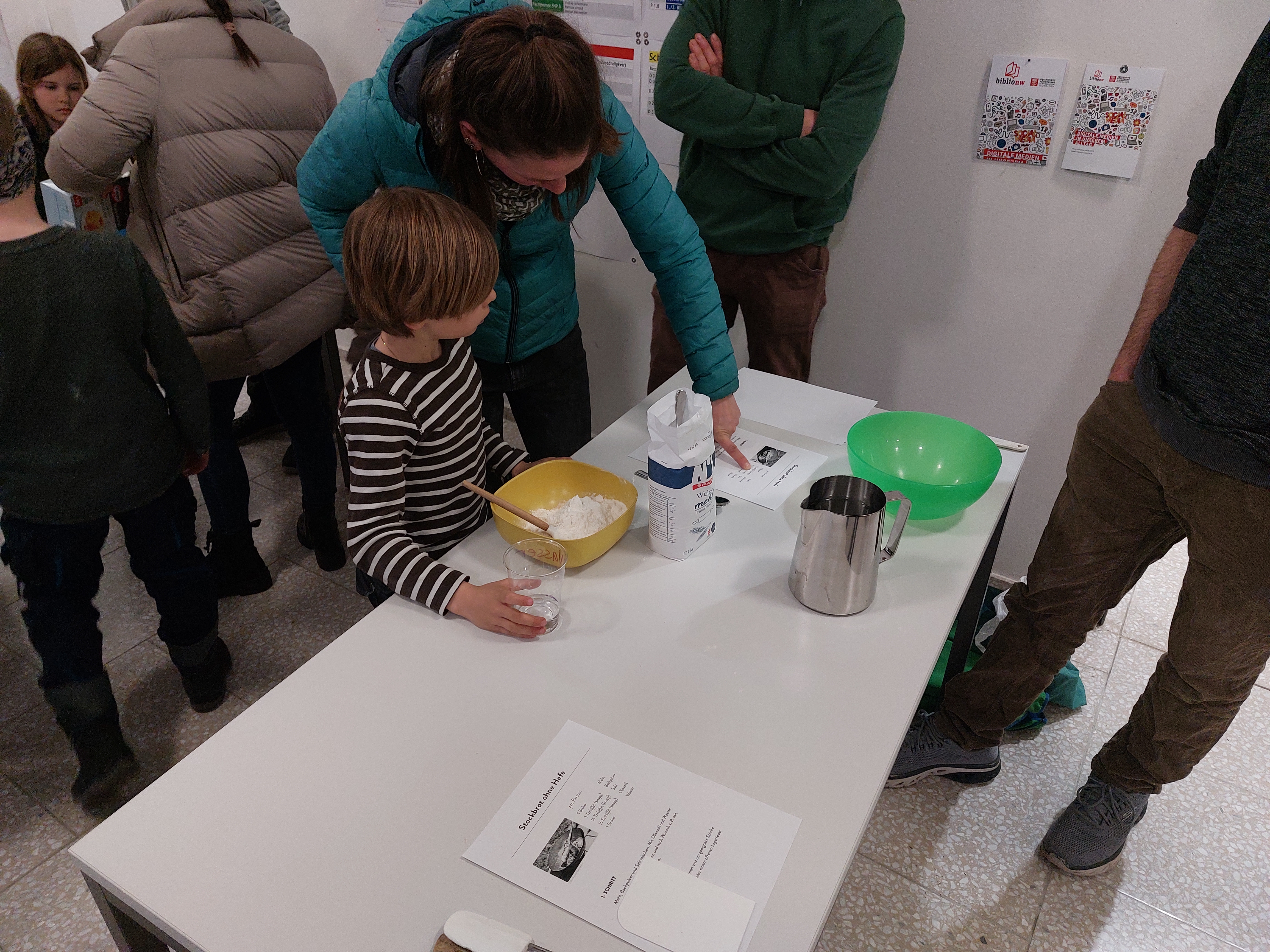 Die Kinder stellten mit ihren Begleitpersonen den Schlangenbrotteig her.