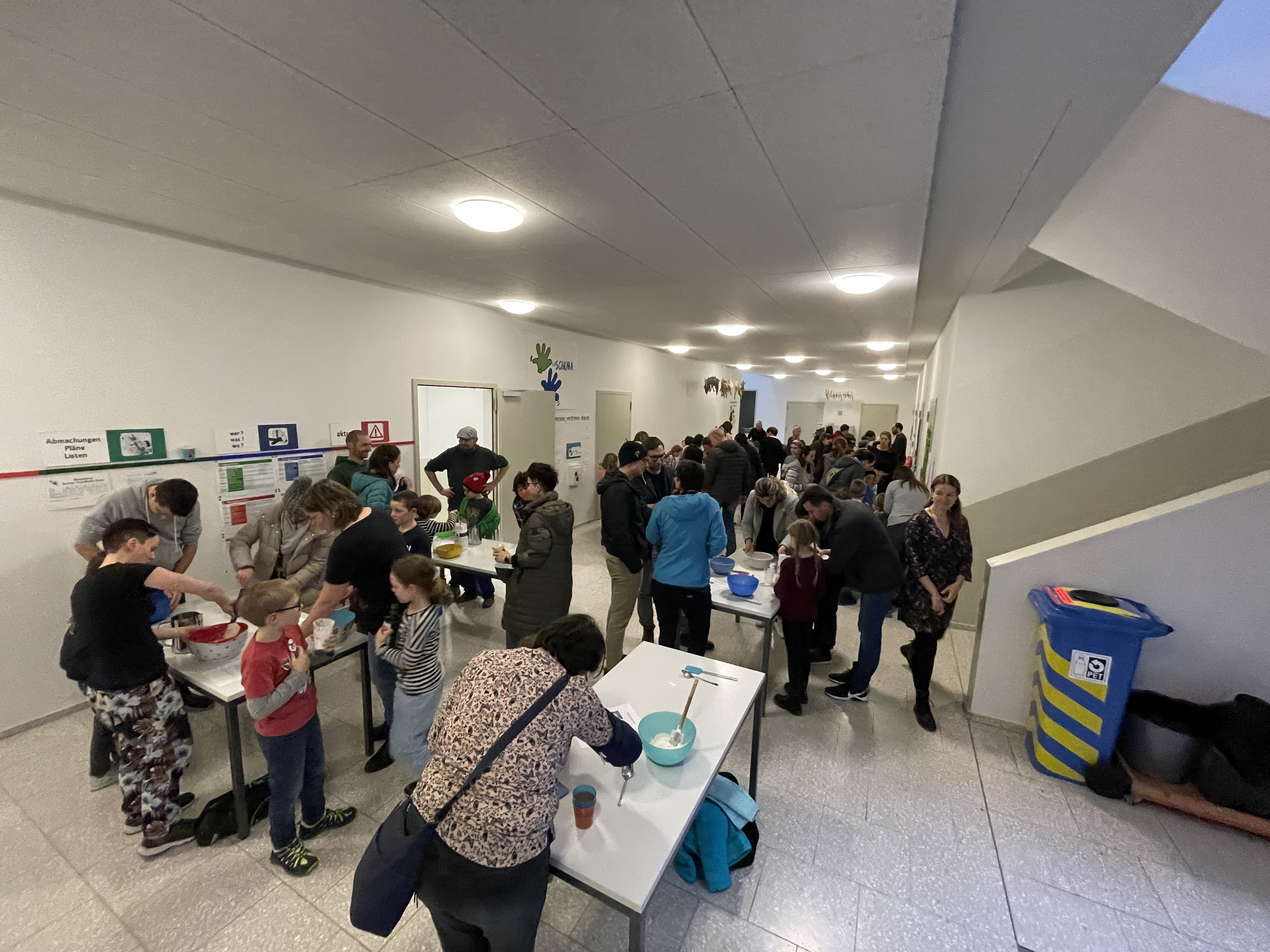 Die Kinder stellten mit ihren Begleitpersonen den Schlangenbrotteig her.