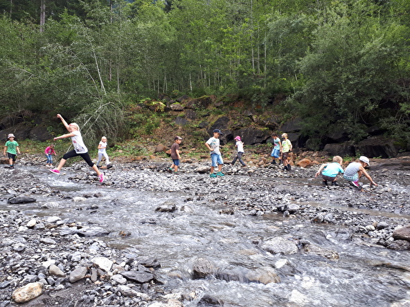 Kinder spielen am Bach