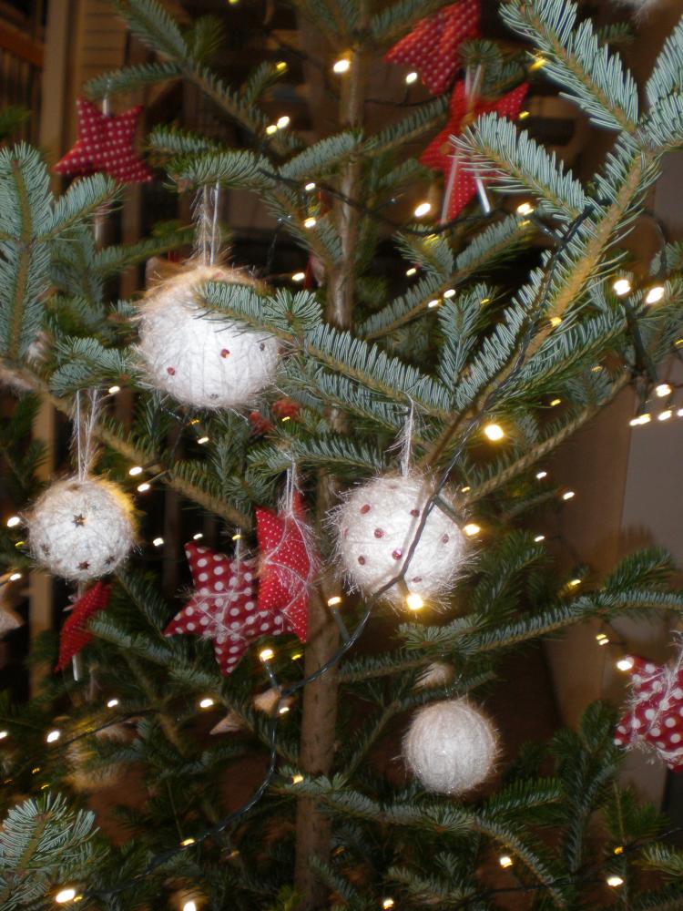 Flinke Hände schneiden, nähen, stopfen, verzieren und dekorieren - auch in der Vorweihnachtszeit. Wir wünschen allen Frohe Weihnachten, einen guten Rutsch und erholsame Ferien!
