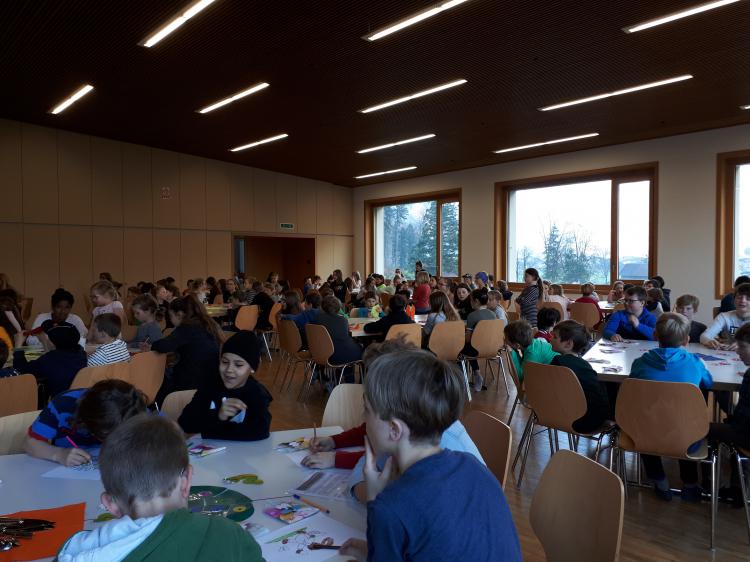 In gemischten Gruppen warten die Kinder aufs Frühstück.
