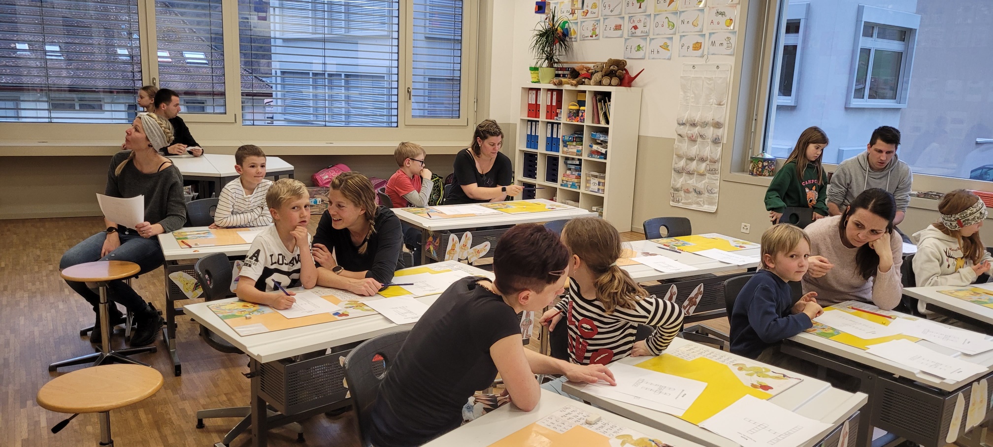 Die Kinder zeigen ihren Eltern, was sie über das Getreide und die Arbeitsschritte wissen.