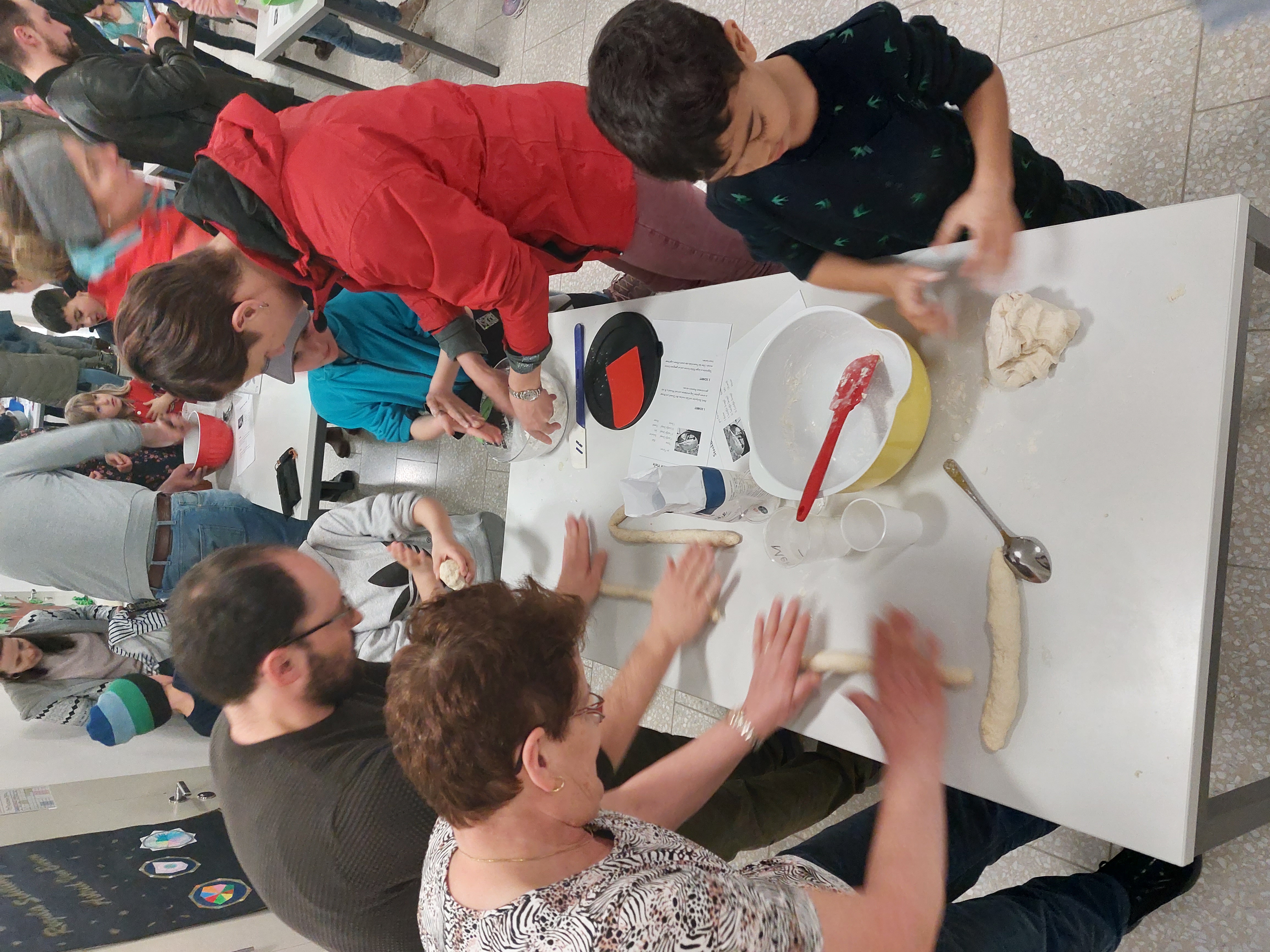Die Kinder stellten mit ihren Begleitpersonen den Schlangenbrotteig her.