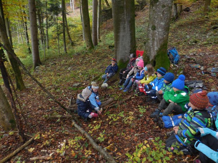 Am Nachmittag spielte jede Gruppe ihr Theater vor.