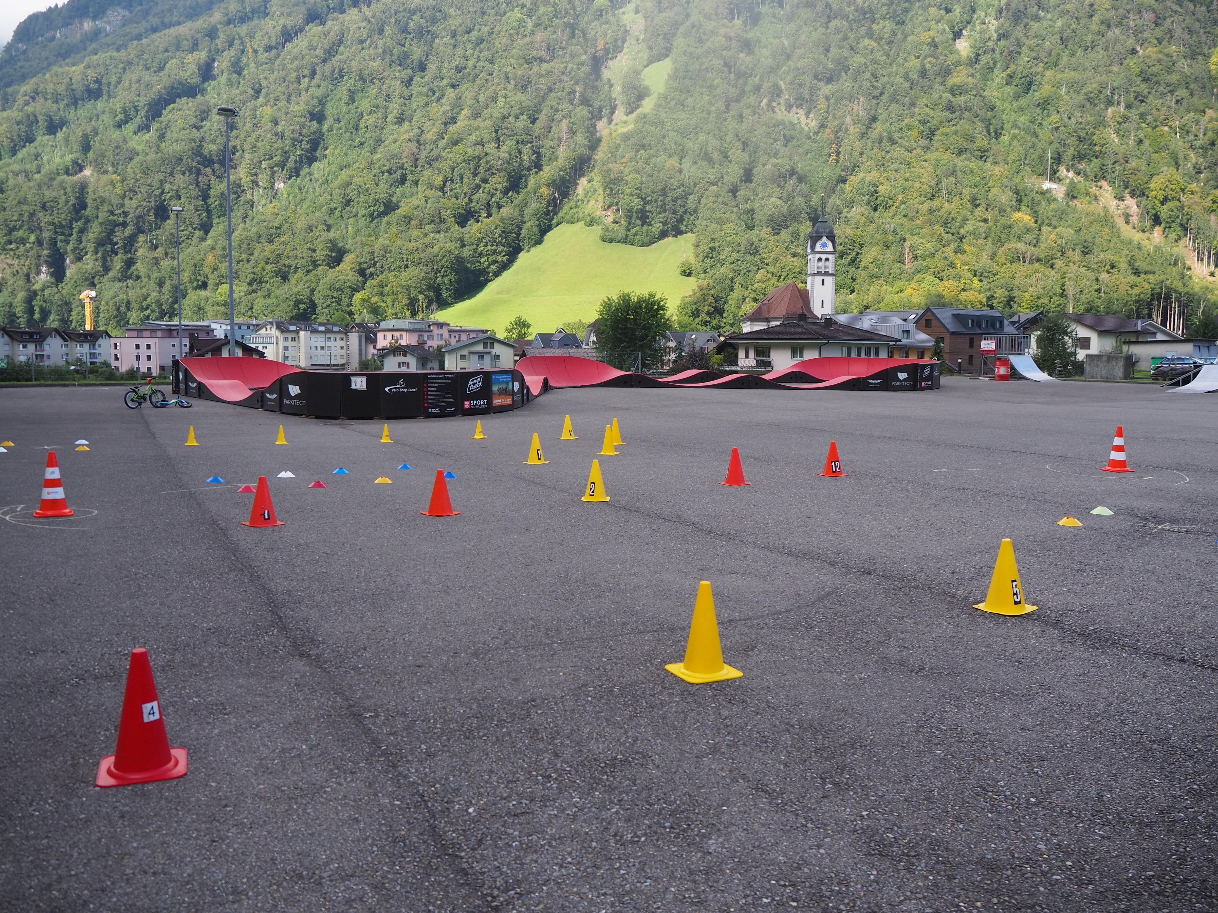Der Parcours für die Kickboard und Fahrräder steht.