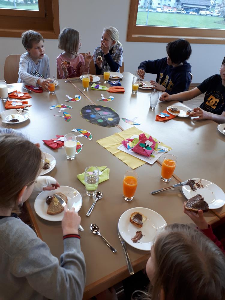 Alle lassen sich das Frühstück schmecken.