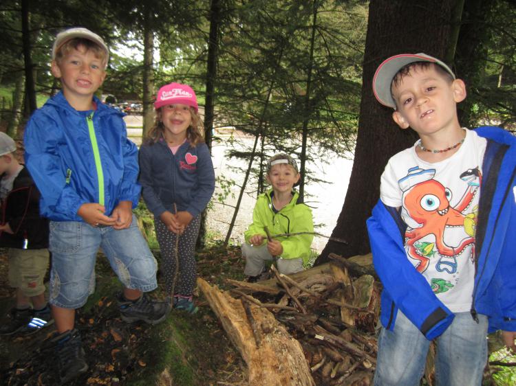 Spielen im Wald