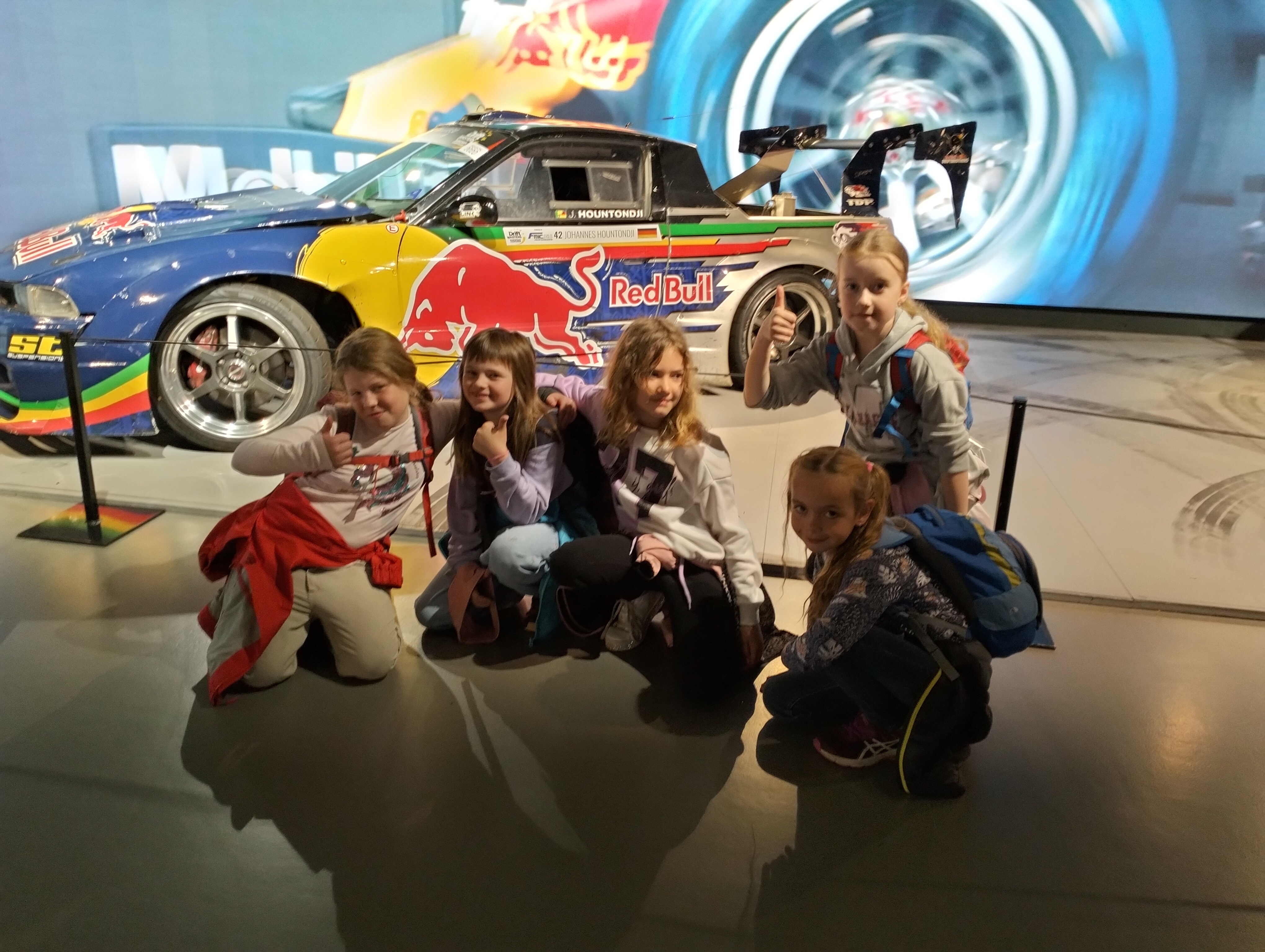 Um uns auf den Fahrzeugbau vorzubereiten, betrachteten wir die Autos im Verkehrshaus während eines Foto-OLs ganz genau. 
