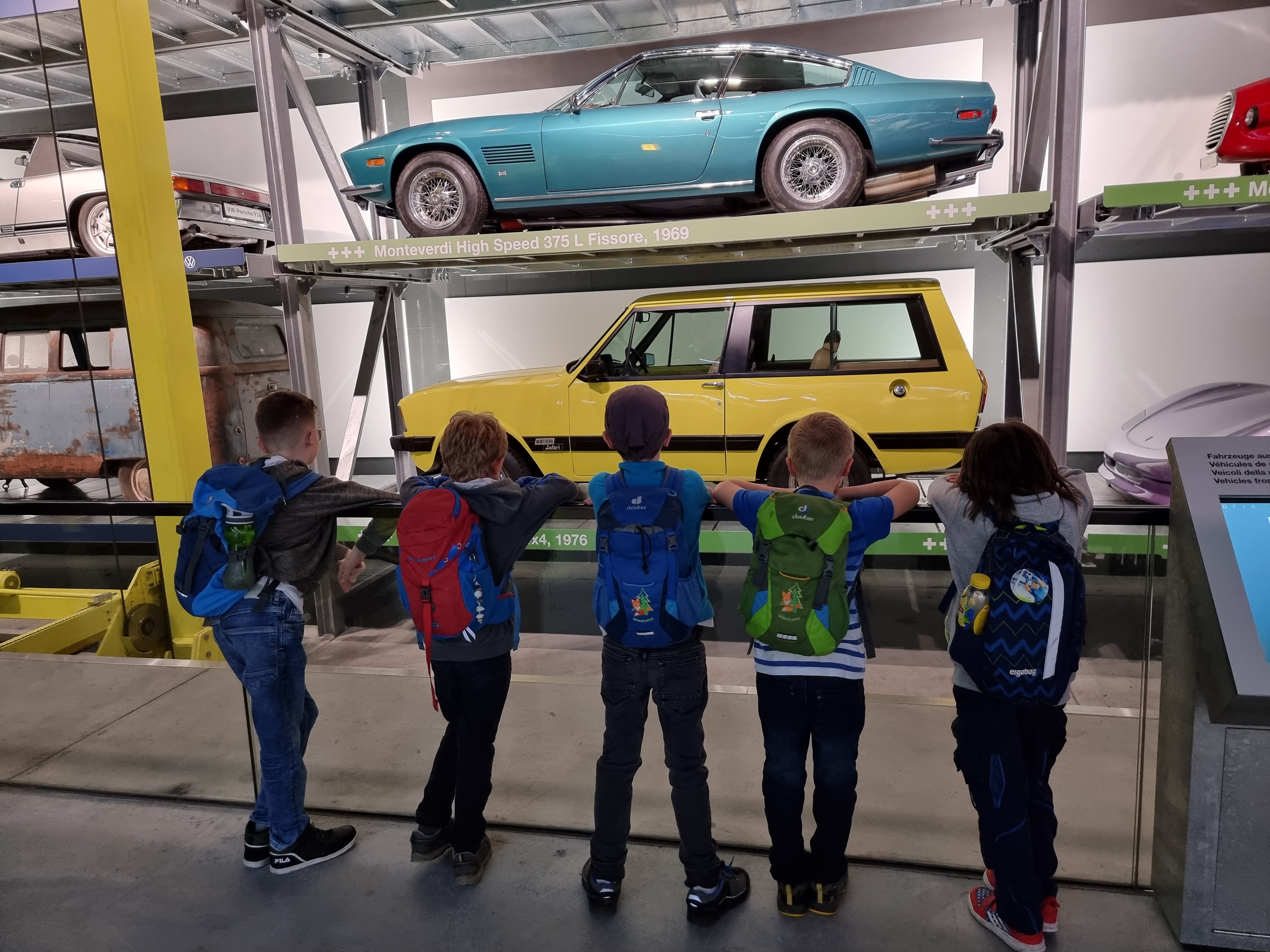 Um uns auf den Fahrzeugbau vorzubereiten, betrachteten wir die Autos im Verkehrshaus während eines Foto-OLs ganz genau. 