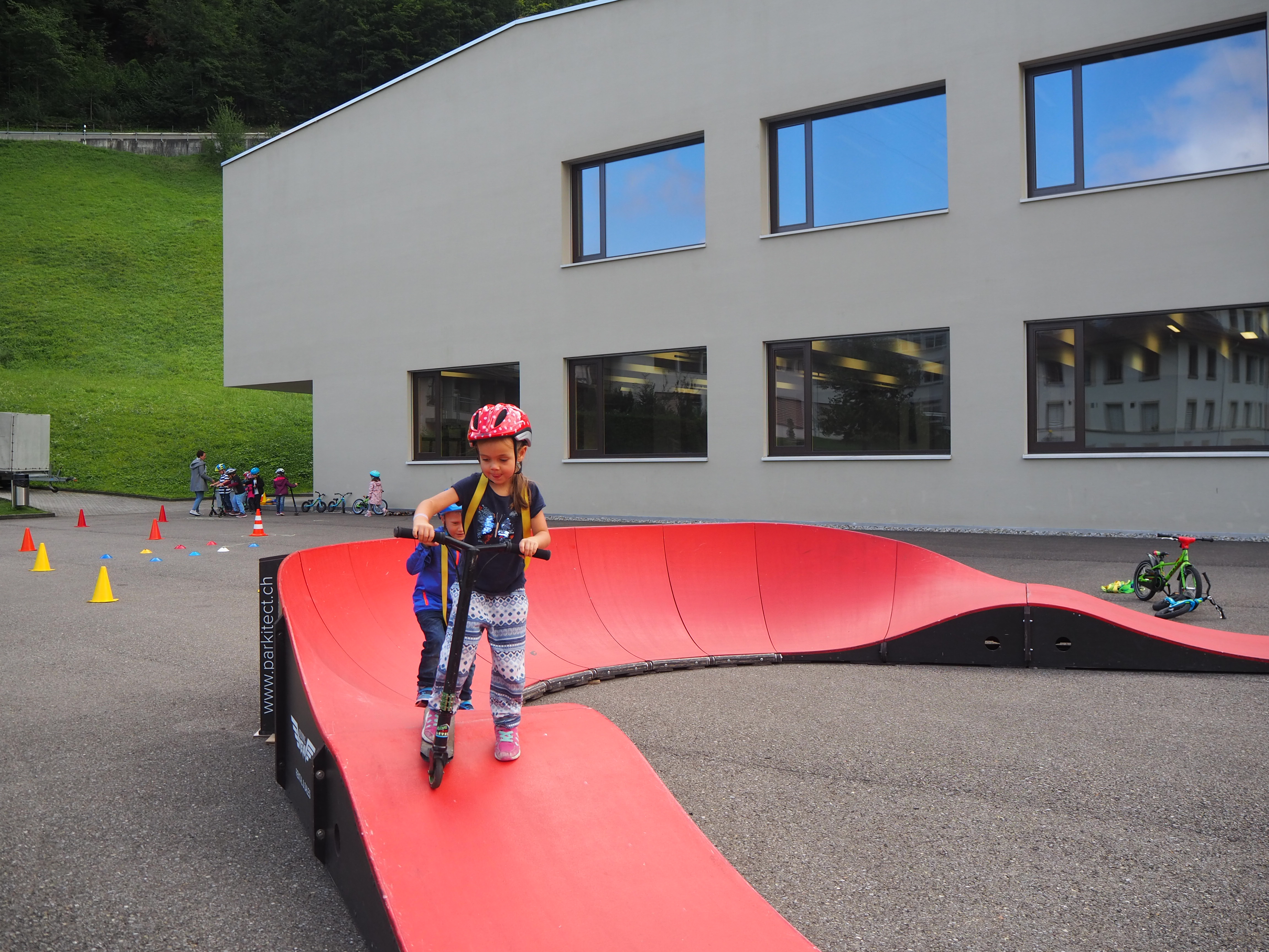 ...die anderen starten sogleich auf dem Pumptrack.