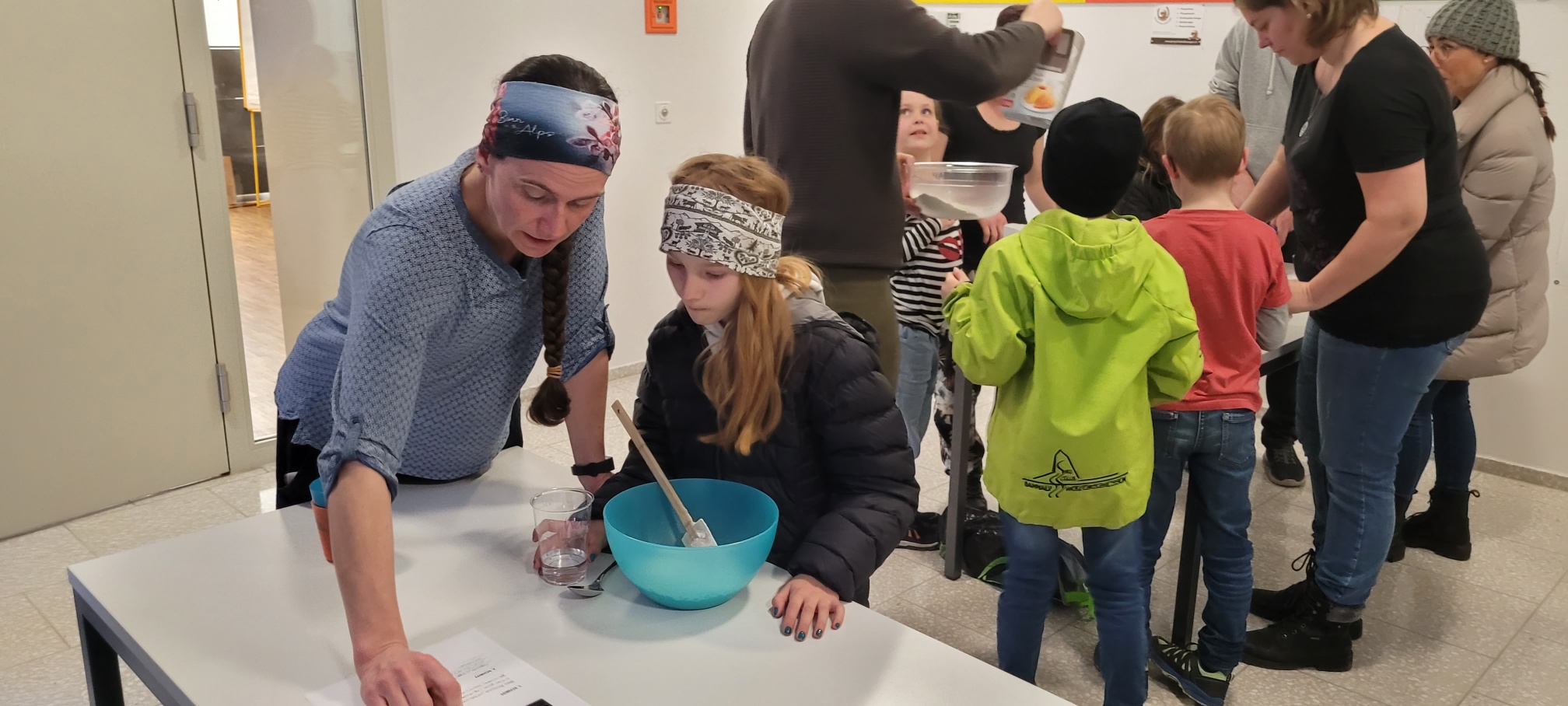 Die Kinder stellten mit ihren Begleitpersonen den Schlangenbrotteig her.