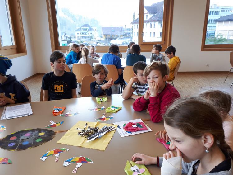 In gemischten Gruppen warten die Kinder aufs Frühstück.