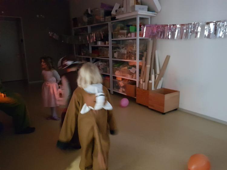 Disco mit dem Froschkönig.