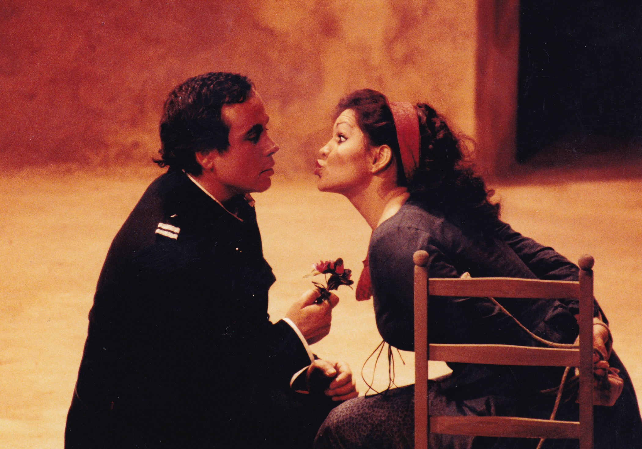 Carmen 1. Akt (Stadttheater Luzern 1992) mit Constantin Nica (Stadttheater Luzern) Copyright Adrian Balmer