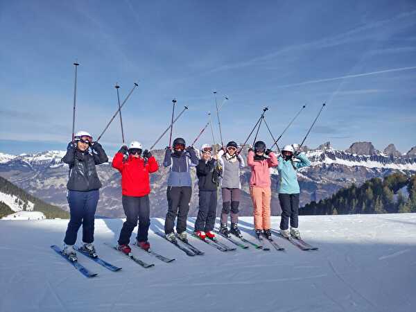 Schülerinnen auf Skiern