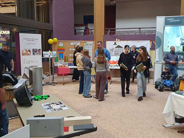 Schüler:innen an der Tischmesse