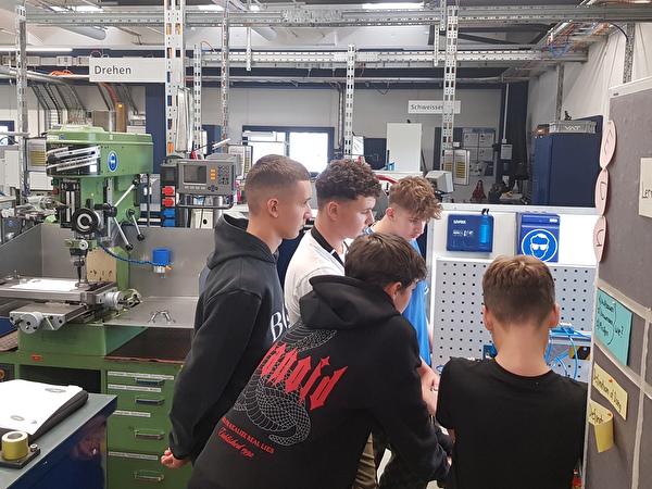 SuS schauen sich den Beruf Polymechaniker an