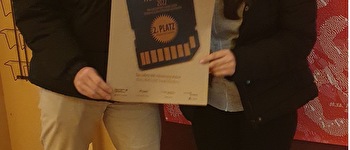 Das Bild zeigt Noraia und Mariss anlässlich der Preisverteilung (2. Platz beim Ostschweizer Kurzfilmwettbewerb)