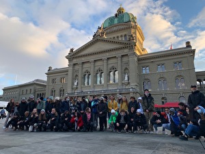 Die 2. und 3. Sek Speicher vor dem Bundeshaus.