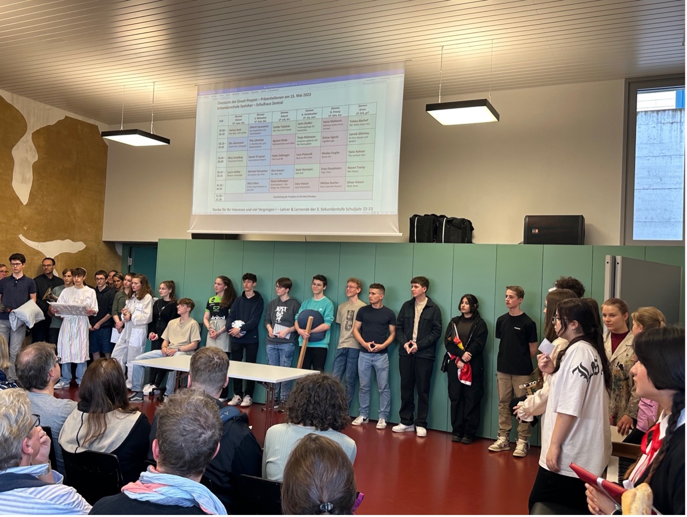 Die grosse VorstellungsRunde mit «Kurz-Werbe-Spots» zu den einzelnen Projekten in der Aula