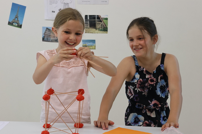 Vielfältige Workshops laden zum Basteln und spielerischen Lernen ein.